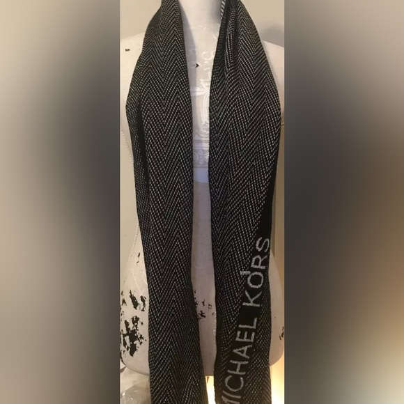 NEW Michael Kors Black Silver Metallic Herringbone Scarf O/S - Picture 4 of 11